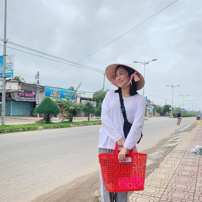 Ảnh hot sao Việt: Tiểu Vy mừng tuổi 19, Mỹ Tâm lạ hoắc vì lỗi make up