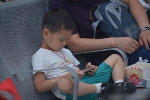 Bé 13 tuổi phát điên, trí não như trẻ lên 3 vì chơi điện thoại