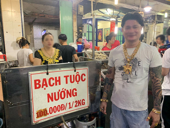 Cặp vợ chồng đeo 100 lượng vàng đứng bán ốc