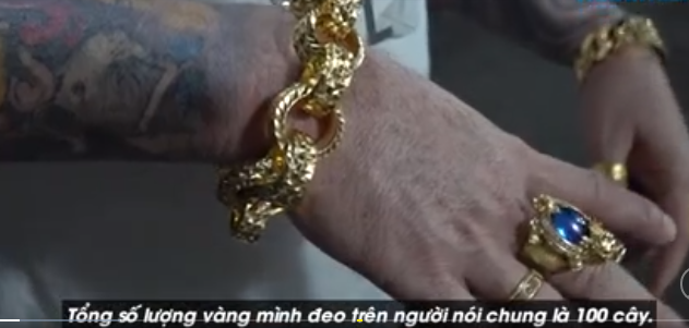 Cặp vợ chồng đeo 100 lượng vàng đứng bán ốc