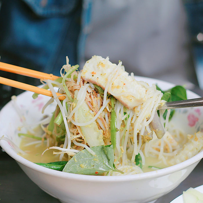 Chợ hoa Hồ Thị Kỷ đầy ắp món ăn Campuchia