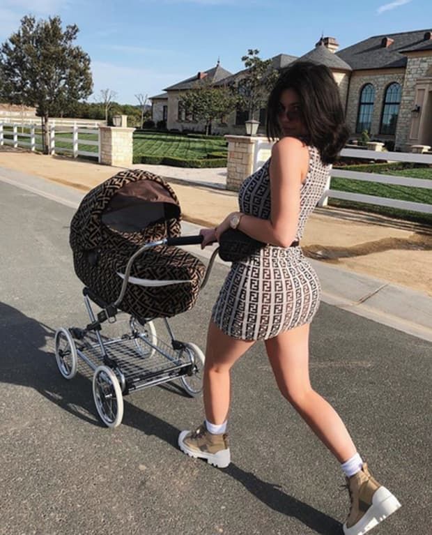 Cuộc sống rich kid của con gái Kylie và các nhóc tỳ Hollywood