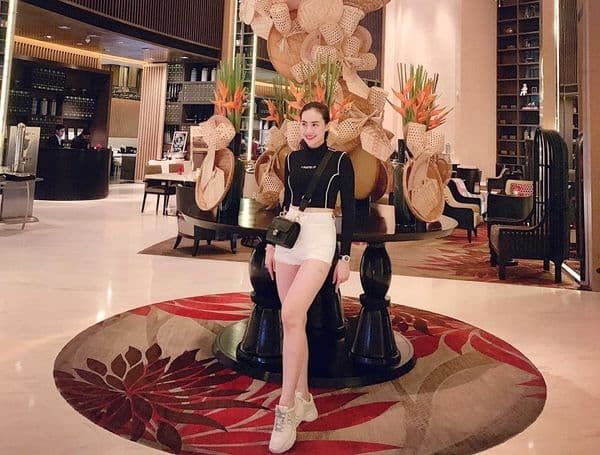 Cuộc sống sang chảnh của hot girl bị đồn là người mới của Quang Hải