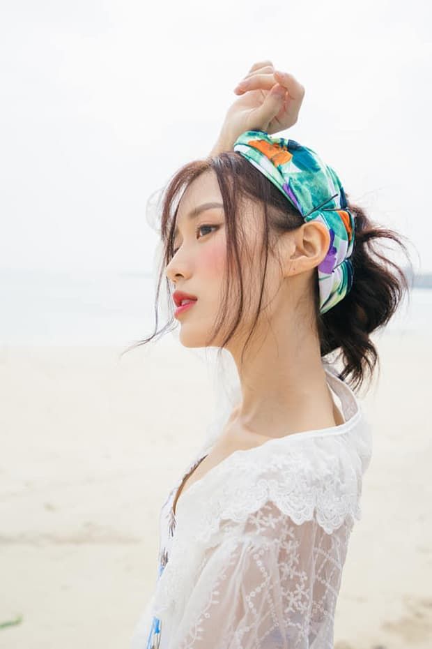Dân mạng chăm chăm so sánh ngực Han Sara và Kay Trần trong MV mới