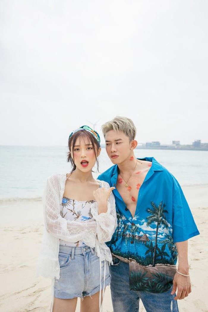Dân mạng chăm chăm so sánh ngực Han Sara và Kay Trần trong MV mới