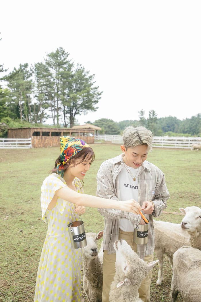 Dân mạng chăm chăm so sánh ngực Han Sara và Kay Trần trong MV mới