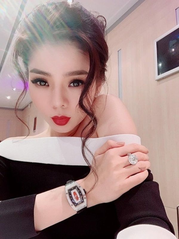 Đẳng cấp xài đồ hiệu của Lệ Quyên: Núi” túi xách và kim cương tiền tỷ