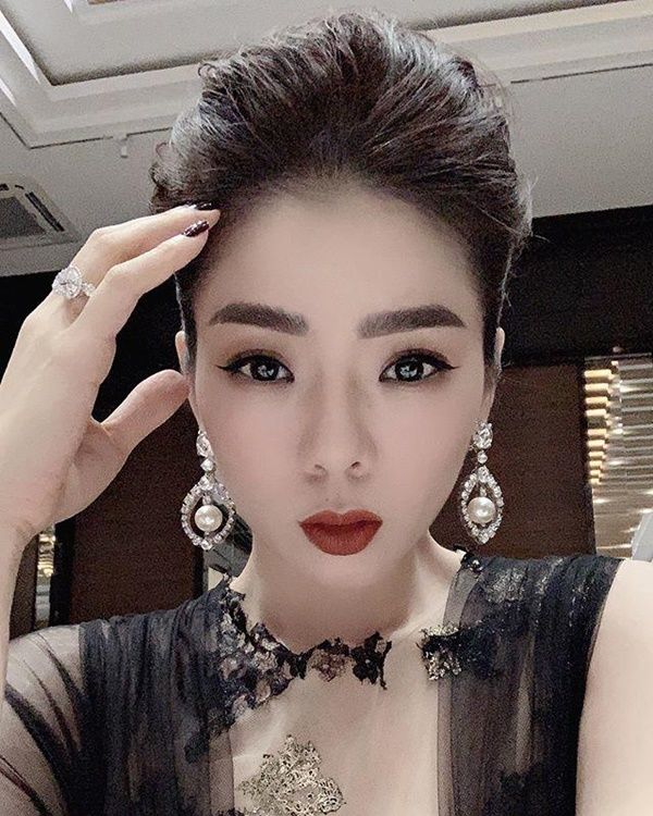 Đẳng cấp xài đồ hiệu của Lệ Quyên: Núi” túi xách và kim cương tiền tỷ