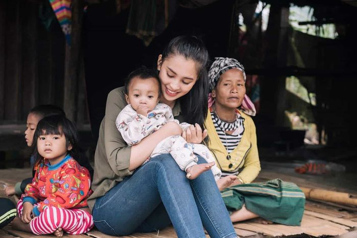 Đông Nhi đọ sắc chín mười với em chồng, Tuấn Hưng phờ phạc vì chăm vợ