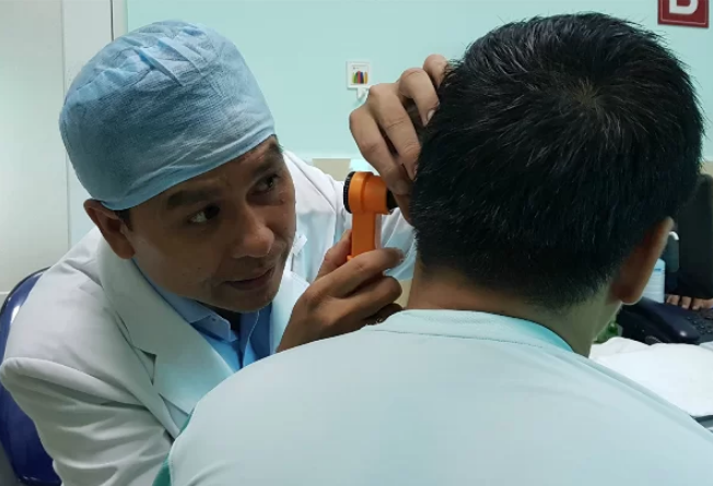 Dùng tăm bông lấy ráy tai, người phụ nữ suýt tử vong vì nhiễm trùng