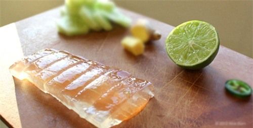 Gương mặt trắng lên hẳn 2 - 3 tone chỉ với cách đơn giản nhờ nha đam