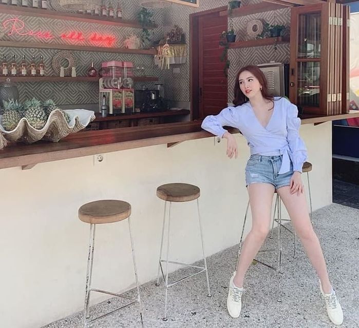 Phong cách sao Việt: Lan Khuê giấu bụng bầu cực khéo