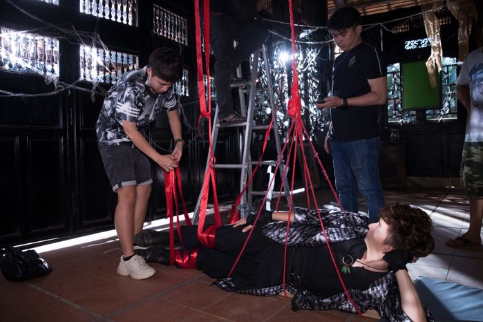 Hé lộ hình ảnh hậu trường MV Truyền Thái Y của Ngô Kiến Huy