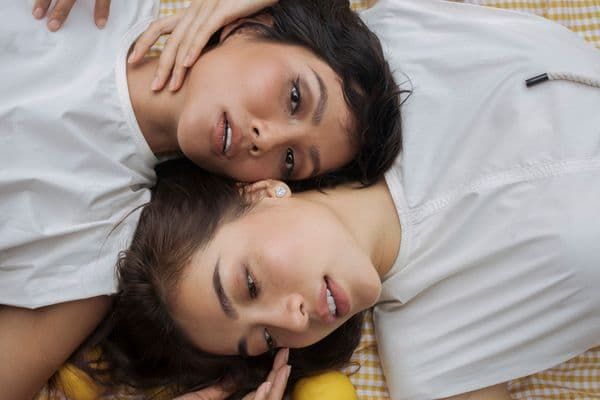H'Hen Niê trở lại với mái tóc tém đặc trưng trong bộ ảnh với Lệ Hằng