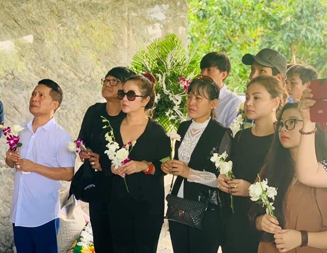 Hoài Linh và dàn sao Việt kể về kỷ niệm cũ khi tiễn biệt Thành Giao