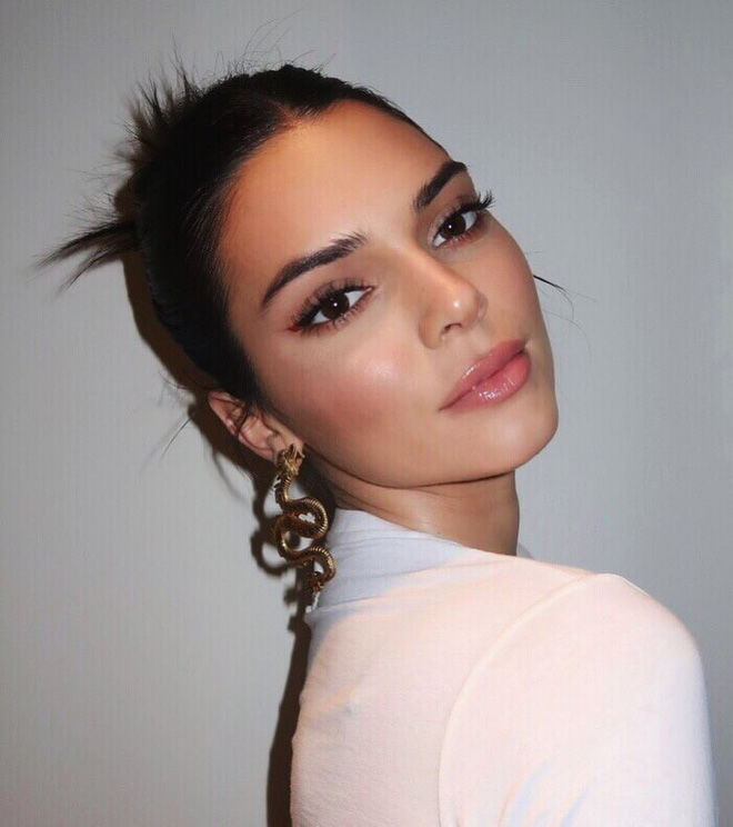 Học siêu mẫu hàng đầu cách skincare: Shanina Shaik chú trọng cấp ẩm
