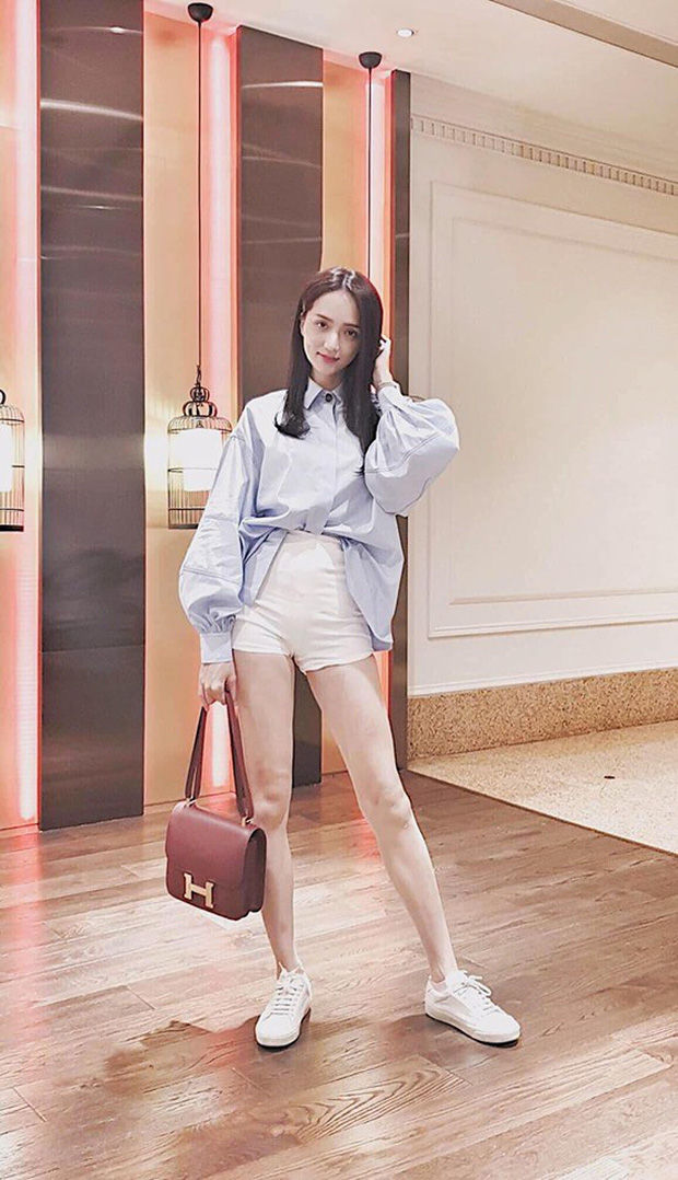Hương Giang khoe chân phục hồi sau chấn thương liền xúng xính túi hiệu