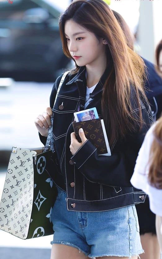 Hwang Yeji (ITZY) cô nàng “tắc kè hoa” với gu thời trang ấn tượng vượ