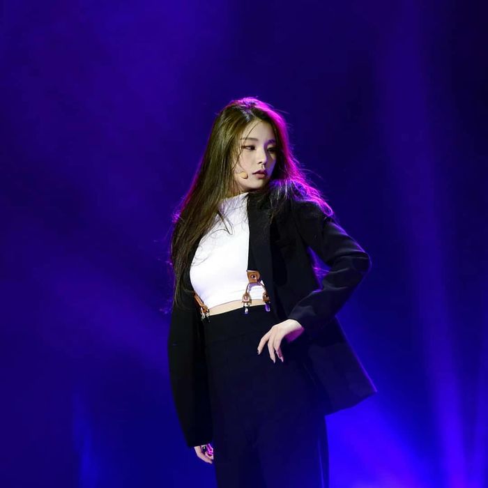 Hwang Yeji (ITZY) cô nàng “tắc kè hoa” với gu thời trang ấn tượng vượ
