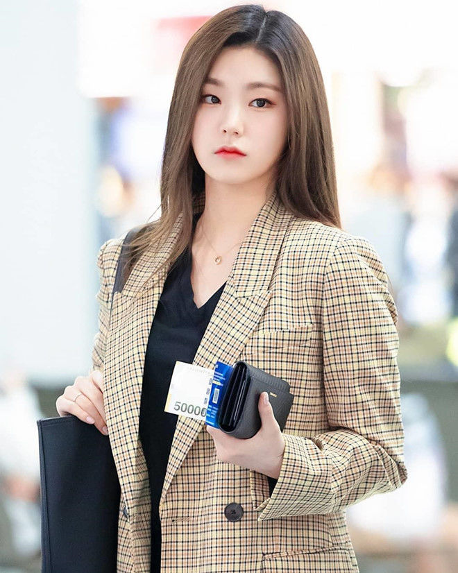 Hwang Yeji (ITZY) cô nàng “tắc kè hoa” với gu thời trang ấn tượng vượ