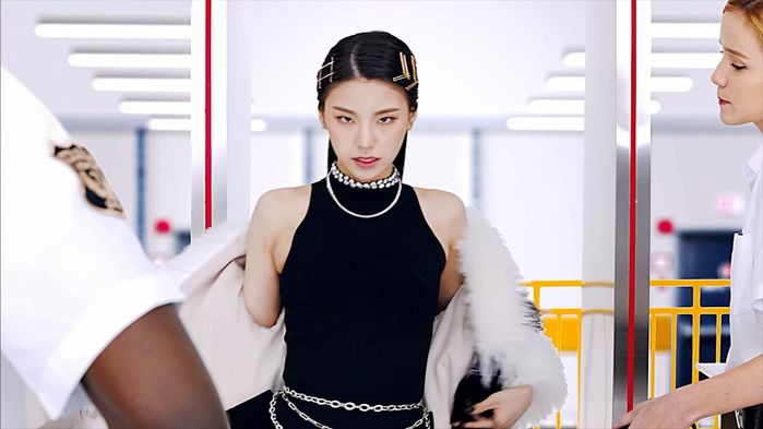 Hwang Yeji (ITZY) cô nàng “tắc kè hoa” với gu thời trang ấn tượng vượ