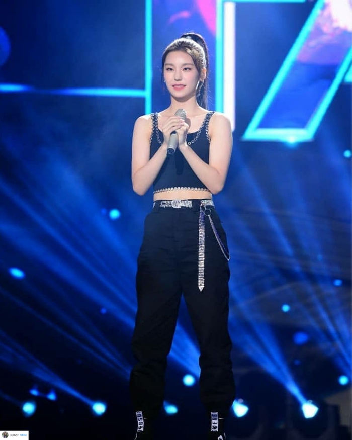 Hwang Yeji (ITZY) cô nàng “tắc kè hoa” với gu thời trang ấn tượng vượ