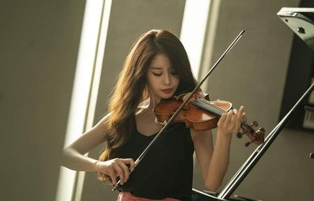 Ji Yeon chặt đẹp nữ chính trong buổi họp báo phim mới