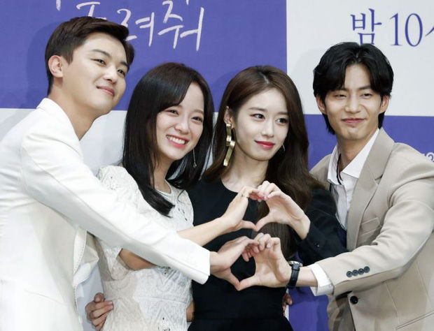 Ji Yeon chặt đẹp nữ chính trong buổi họp báo phim mới