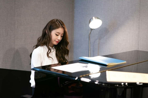 Ji Yeon chặt đẹp nữ chính trong buổi họp báo phim mới