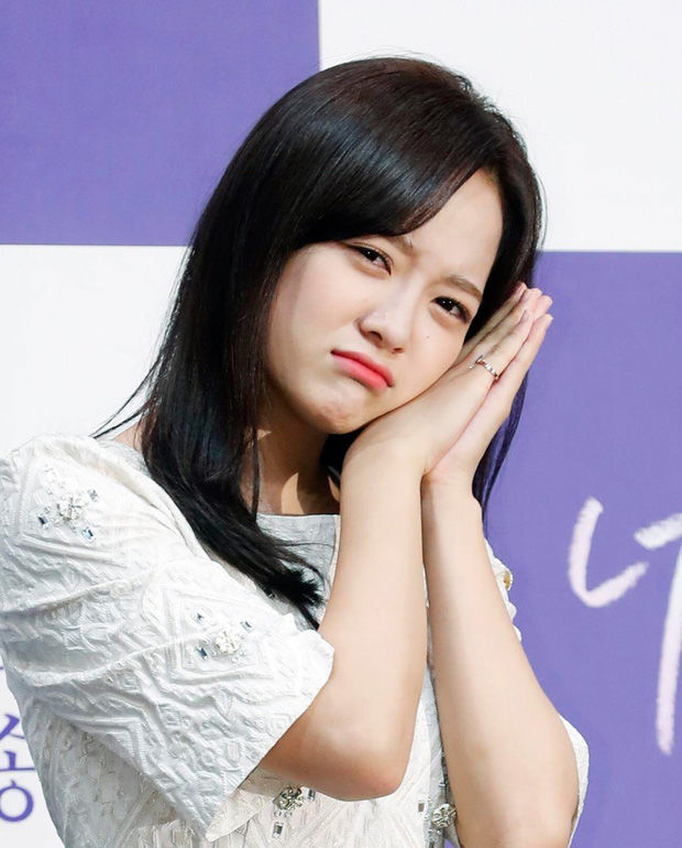 Ji Yeon chặt đẹp nữ chính trong buổi họp báo phim mới