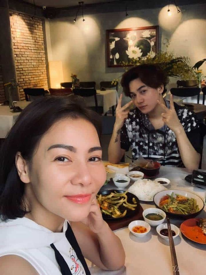 Jun Phạm đeo nhẫn ngón áp út, Lan Ngọc - Chi Dân hẹn hò ở siêu thị