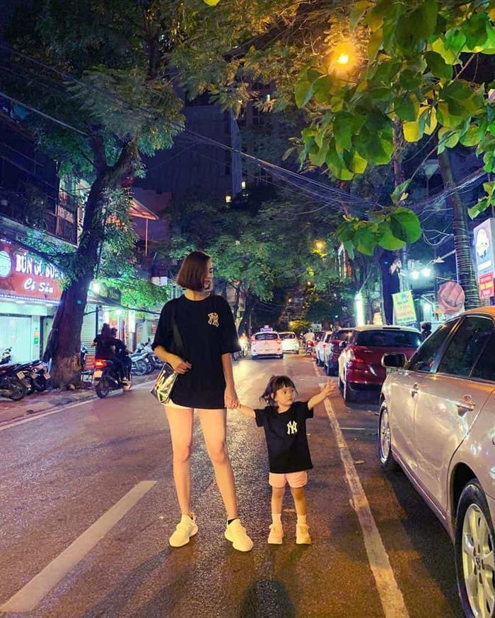 Jun Phạm đeo nhẫn ngón áp út, Lan Ngọc - Chi Dân hẹn hò ở siêu thị