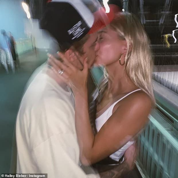 Justin Bieber chịu khó tút lại vẻ đẹp trai khi sóng đôi bên vợ