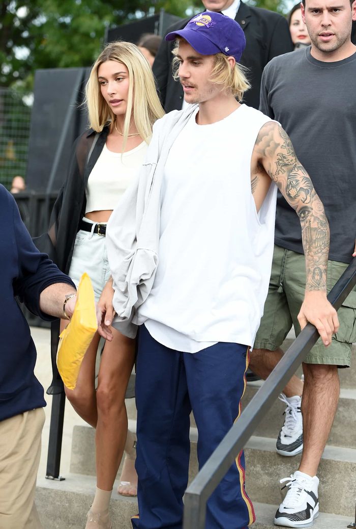 Justin Bieber chịu khó tút lại vẻ đẹp trai khi sóng đôi bên vợ