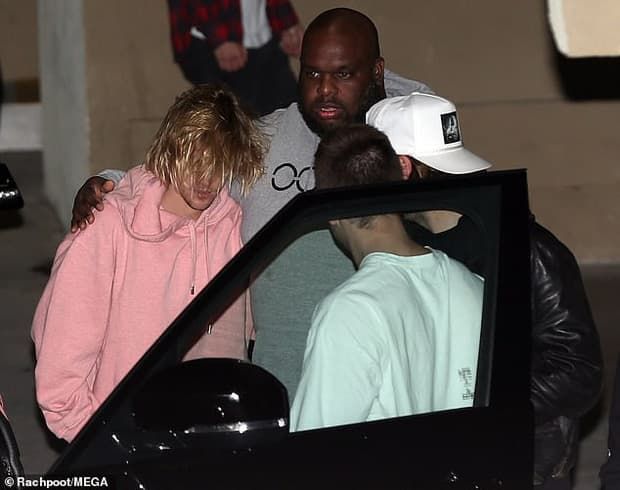 Justin Bieber chịu khó tút lại vẻ đẹp trai khi sóng đôi bên vợ