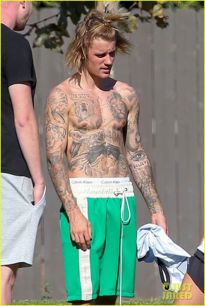Justin Bieber chịu khó tút lại vẻ đẹp trai khi sóng đôi bên vợ