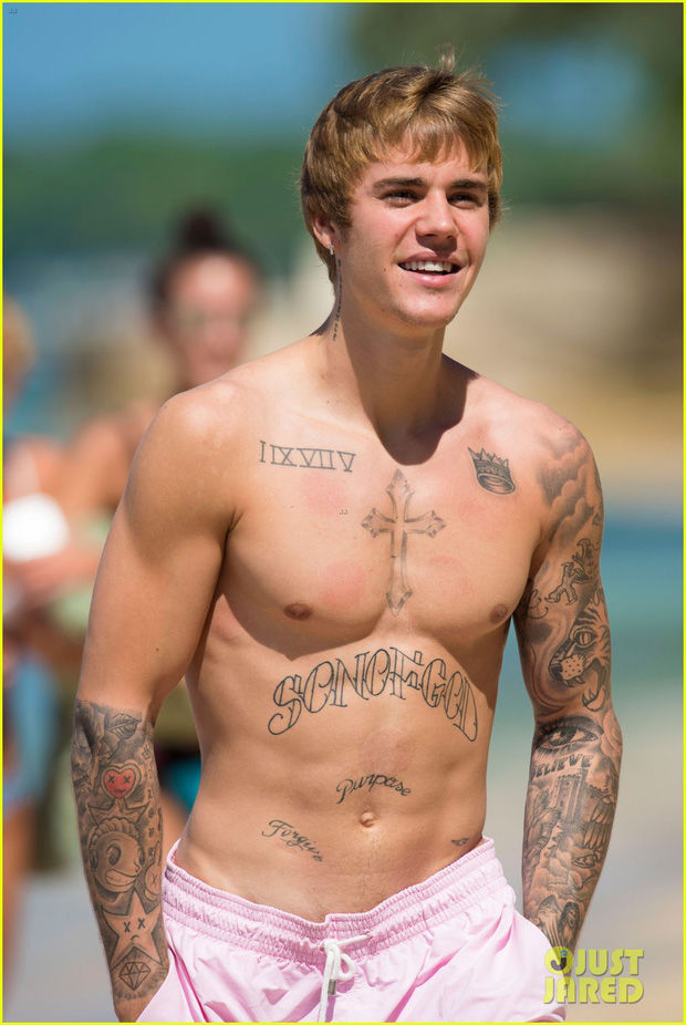 Justin Bieber cởi áo khoe loạt hình xăm lớn cùng cơ bụng săn chắc khi