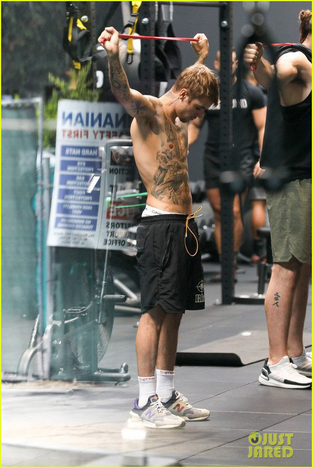 Justin Bieber cởi áo khoe loạt hình xăm lớn cùng cơ bụng săn chắc khi