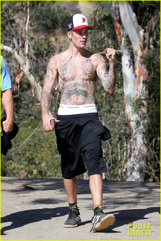 Justin Bieber cởi áo khoe loạt hình xăm lớn cùng cơ bụng săn chắc khi 