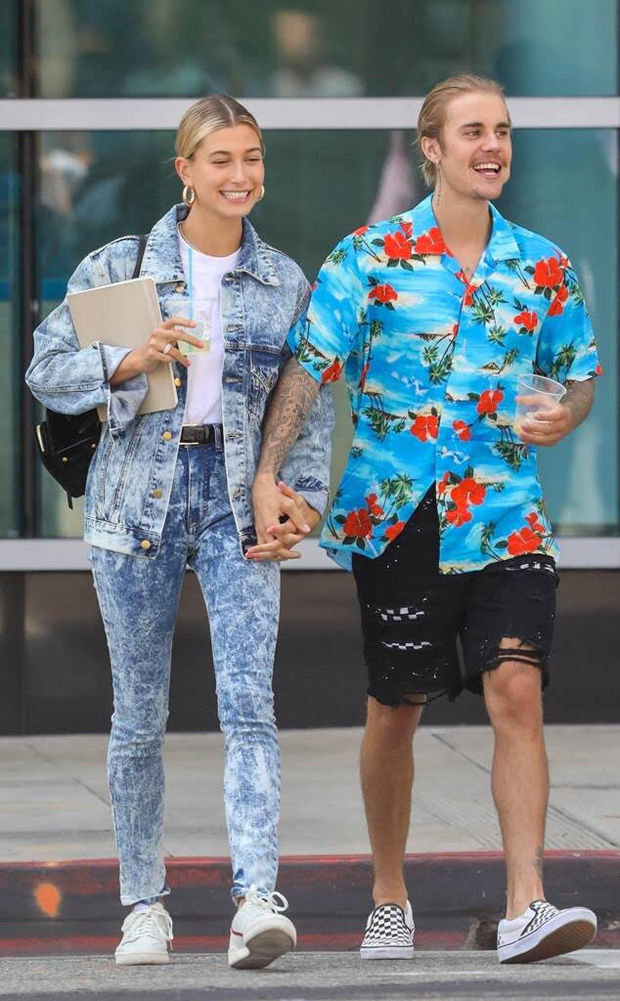 Justin Bieber cởi áo khoe loạt hình xăm lớn cùng cơ bụng săn chắc khi