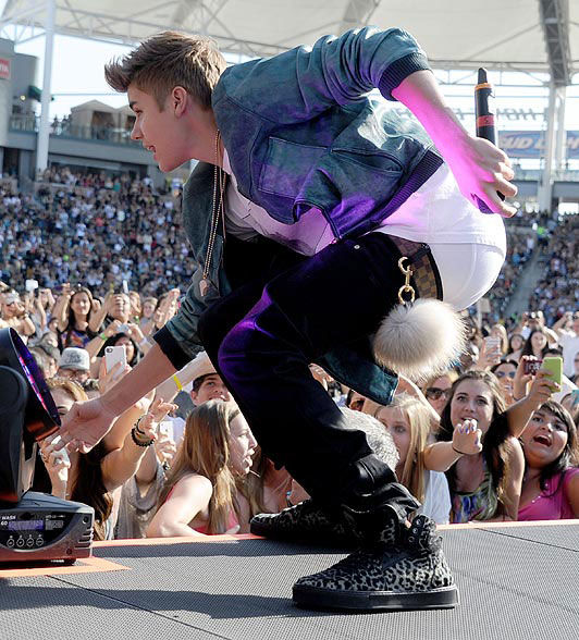 Justin Bieber gây bão netizen với hình ảnh chiếc quần tụt hết nấc cùng