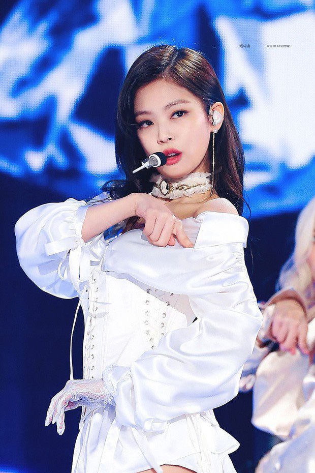 Không phải Lisa (BLACKPINK) hay Song Hye Kyo, IU mới là nữ thần Kbiz