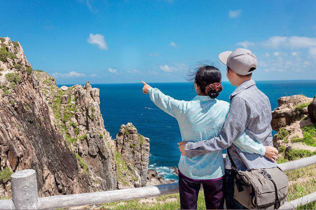 Lần đầu đưa bố mẹ đi du lịch, vui thì có vui nhưng lo nhất là lạc mất