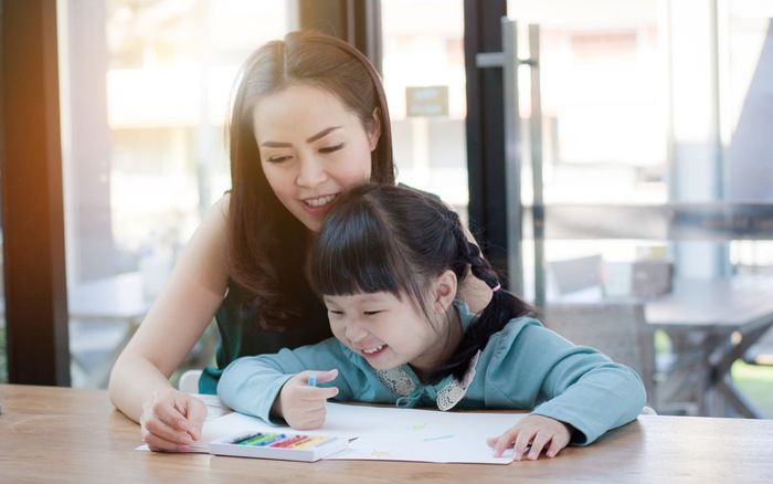 Lười thúc giục, lười kèm con học thực ra là cách giúp trẻ thông minh