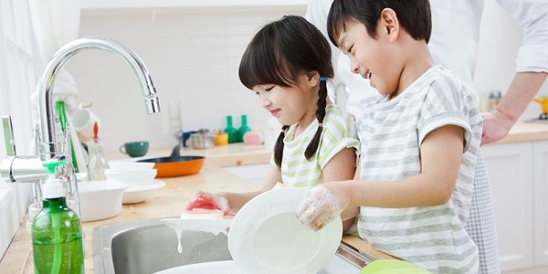 Lười thúc giục, lười kèm con học thực ra là cách giúp trẻ thông minh