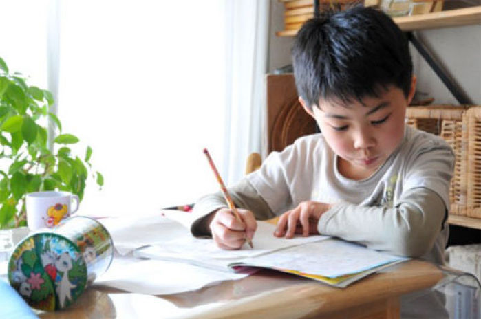 Lười thúc giục, lười kèm con học thực ra là cách giúp trẻ thông minh