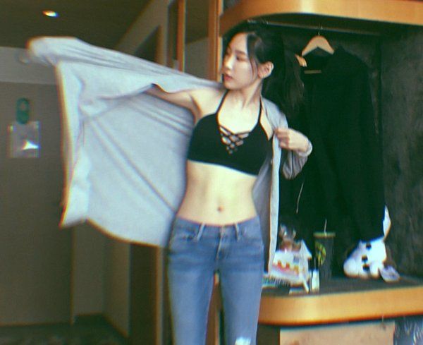 Vòng eo 56cm của Ngọc Trinh cũng phải xách dép cho Taeyeon