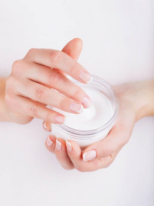 Móng tay của bạn sẽ khô ráp, sần sùi, vàng ố do suốt ngày cứ tô vẽ