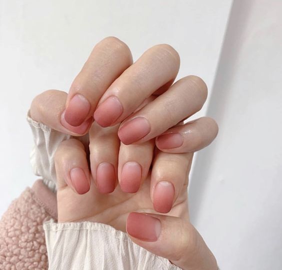 Móng tay của bạn sẽ khô ráp, sần sùi, vàng ố do suốt ngày cứ tô vẽ
