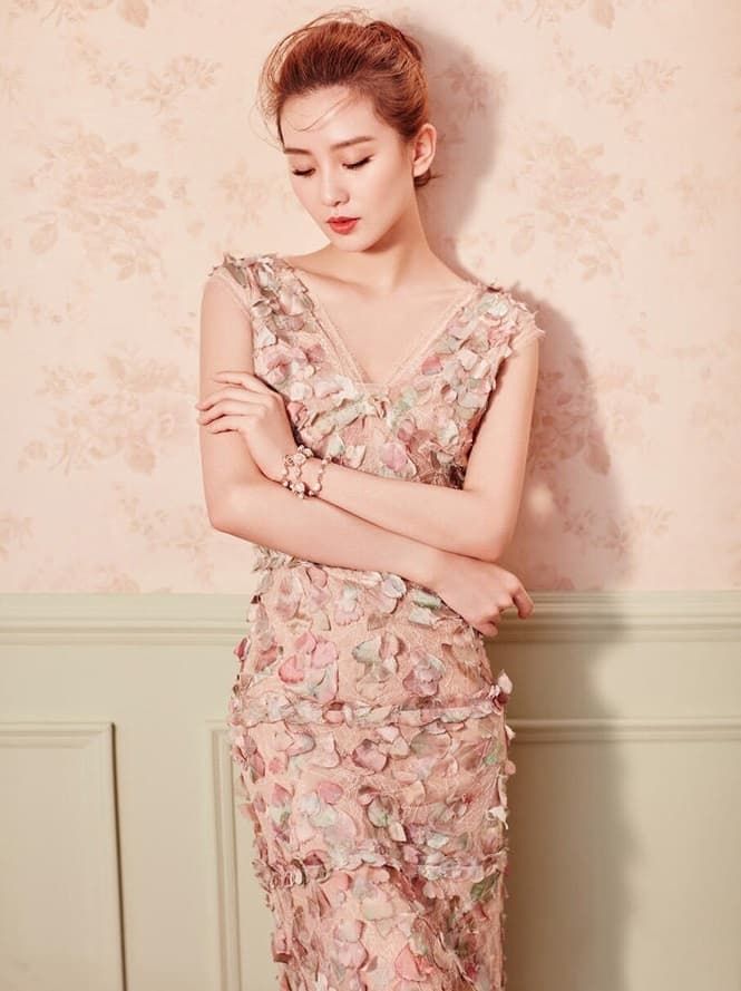 Mỹ nhân Cbiz sở hữu vai trần quyến rũ